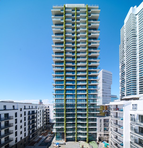 Toren in Frankfurt met een groene gevel